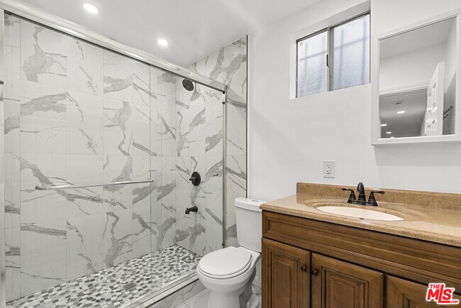 Building Photo - 1170 N Bronson Ave