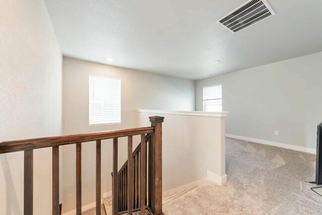 Building Photo - Spacious 3 bed 3 bath 2-story comfortable ...