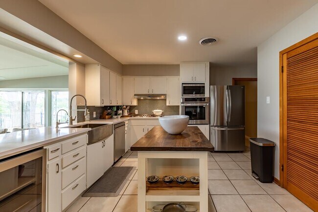 Building Photo - 2865 Bandera Hwy