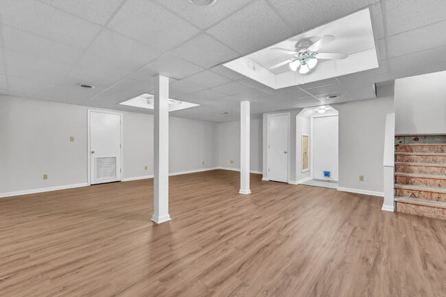 Building Photo - This charming rental in a convenient Clarksville location!