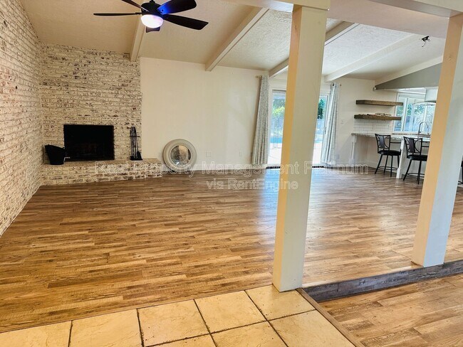 Building Photo - 9077 N Fowler Ave