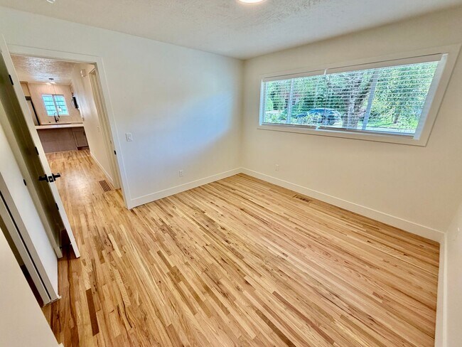 Building Photo - Freshly Remodeled 5bd/2.5bath Home w/ Daylight Basement in Heart of Multnomah Village
