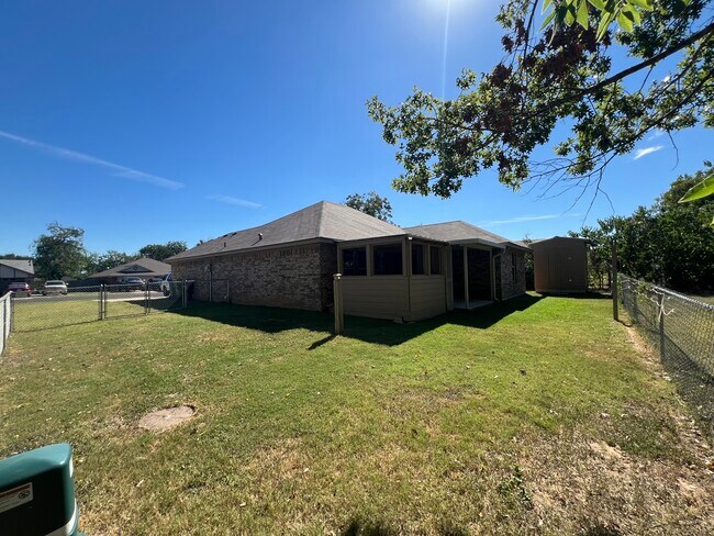 Building Photo - 306 Lux Dr