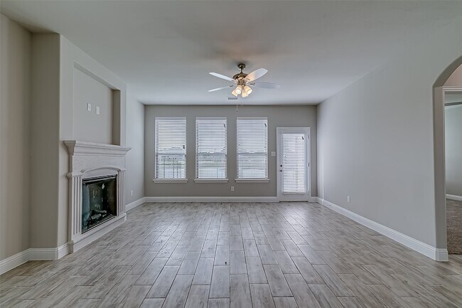 Building Photo - 327 Sweetspire Dr