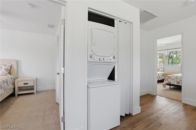 Building Photo - 1046 Periwinkle Way