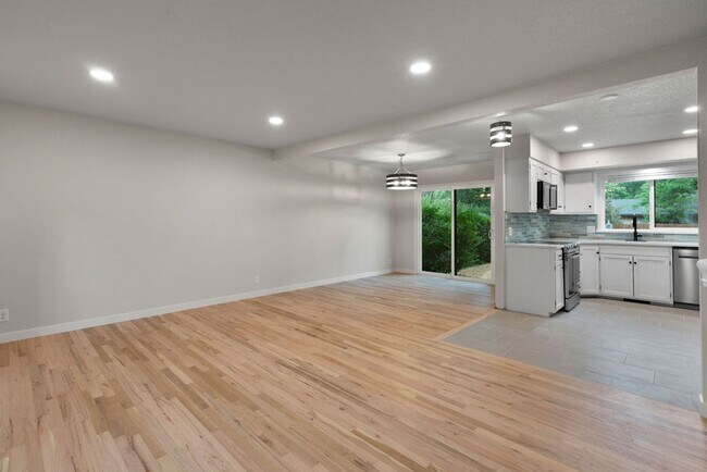 Building Photo - 4 Bedroom completely remodeled home in Fort Collins