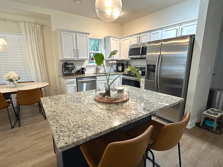 Building Photo - 1736 W Walnut St