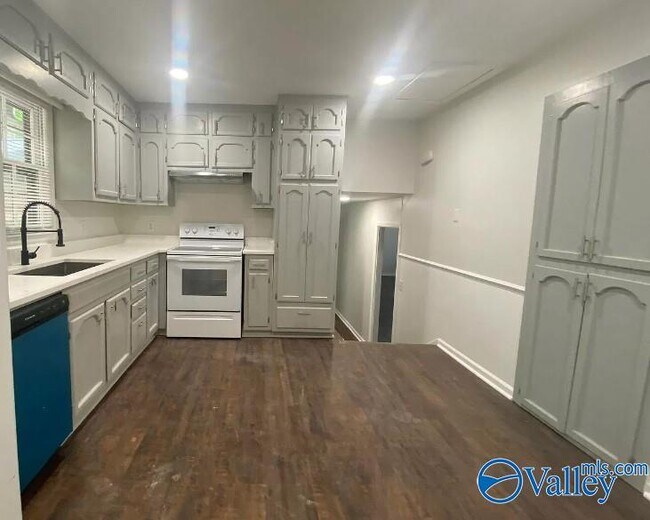 Building Photo - 8033 Navios Dr SE