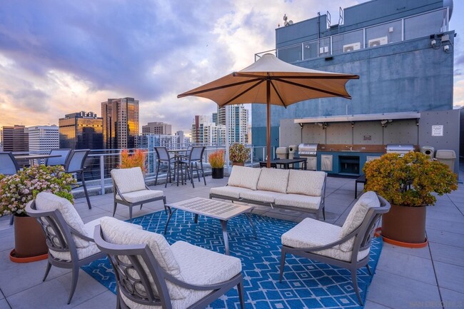 Roof Deck Lounge - 1080 Park Blvd