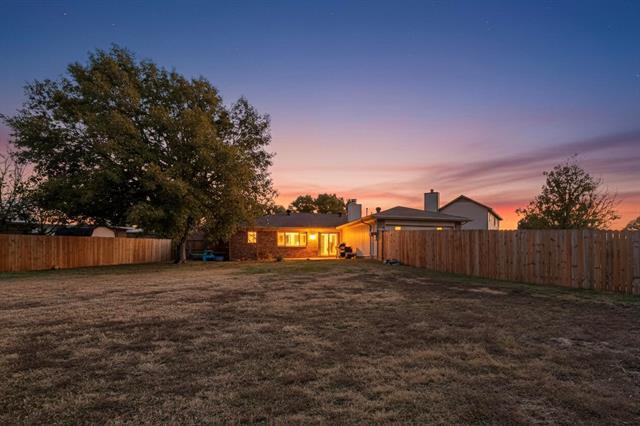 Building Photo - 594 King Cir