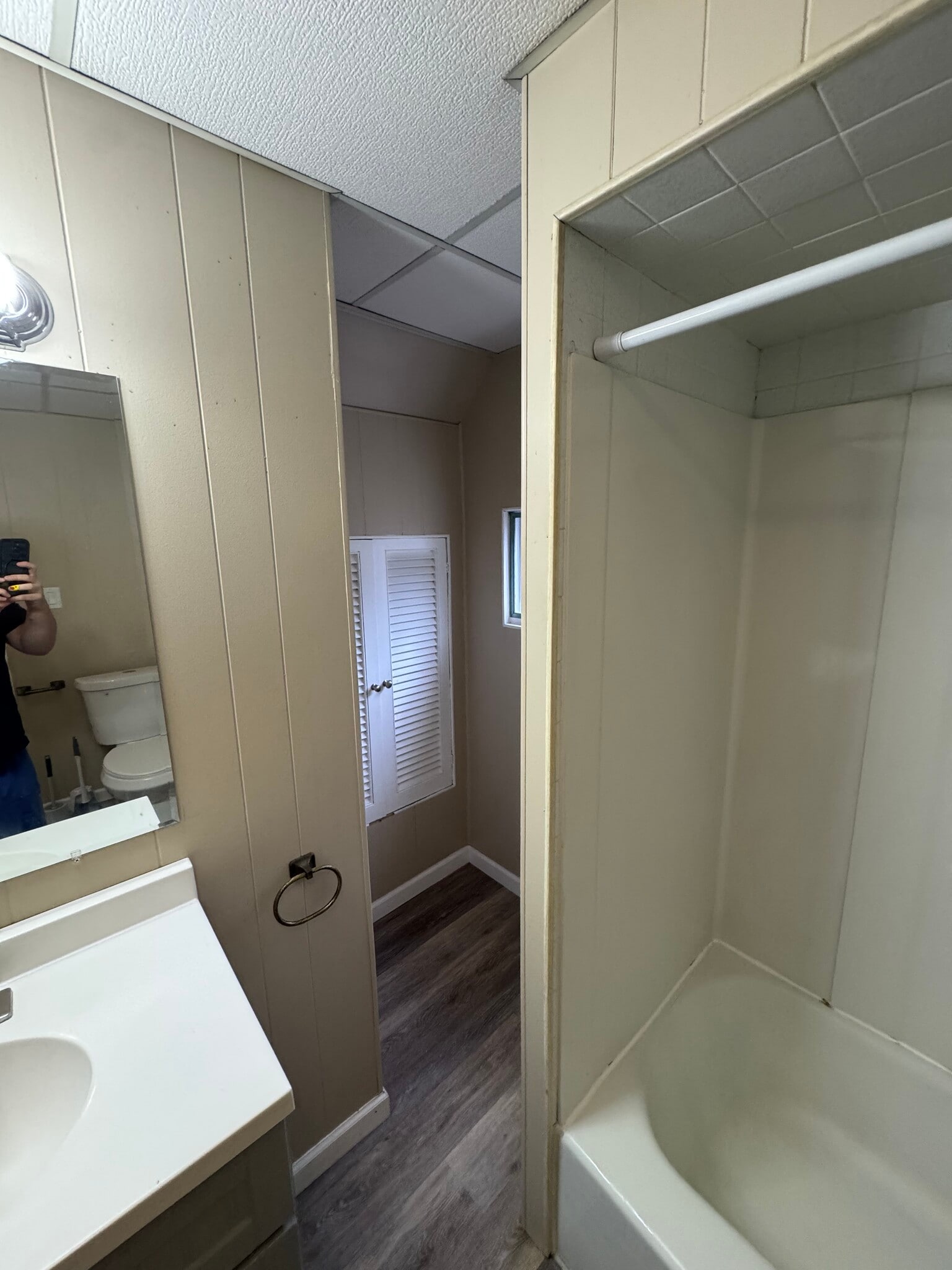 Storage space in bathroom - 546 Quincy Ave