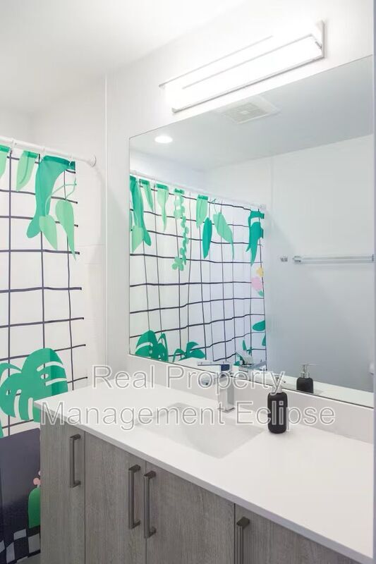 Building Photo - 8819 Midvale Ave N