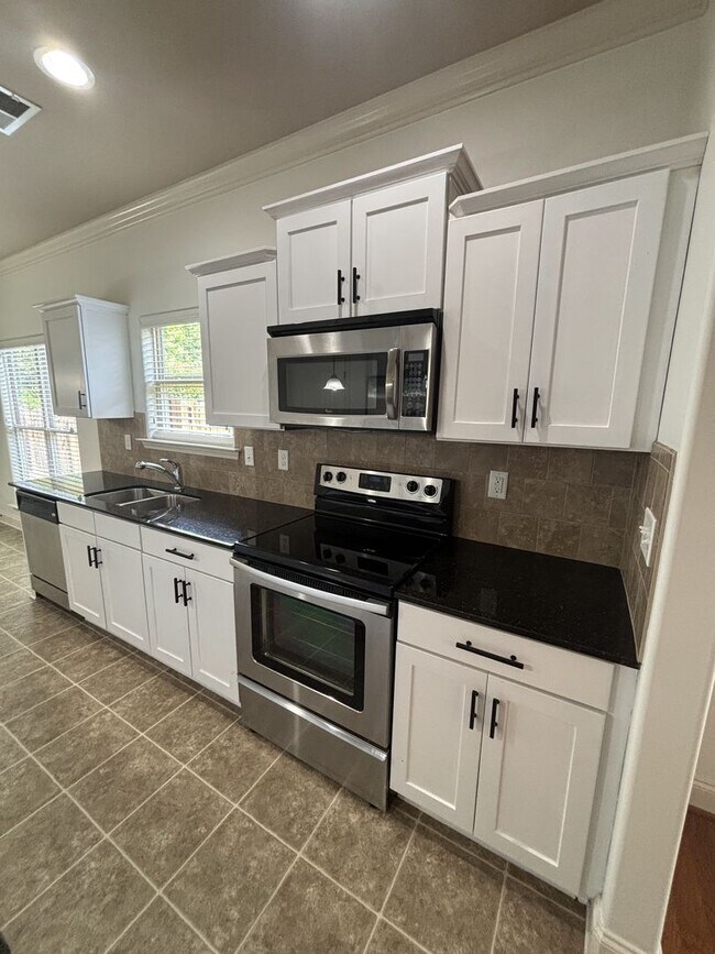 Building Photo - 3 Bed 2 Bath Home In Westover With A 2 Car Garage