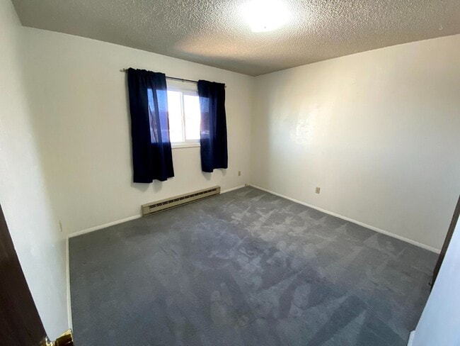 Building Photo - 3 Bedroom, 1.5 Bathroom Townhouse Next to High School and Middle School