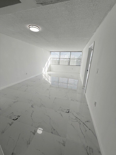 Building Photo - 1005E