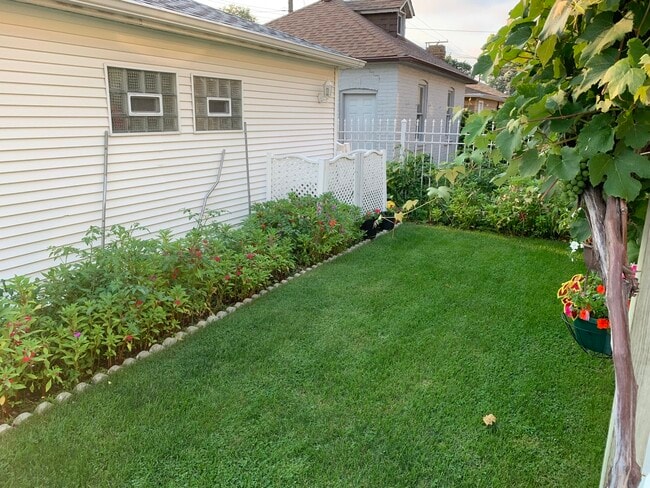 Building Photo - 5830 N Rockwell St