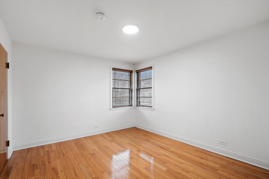 Building Photo - 2531 W Lunt Ave