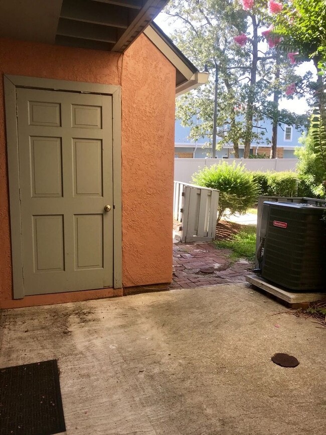 Building Photo - 2-Story Townhome WALKING DISTANCE TO THE BEACH! COMMUNITY POOL!