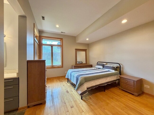 Building Photo - 1S701 Eisenhower Rd