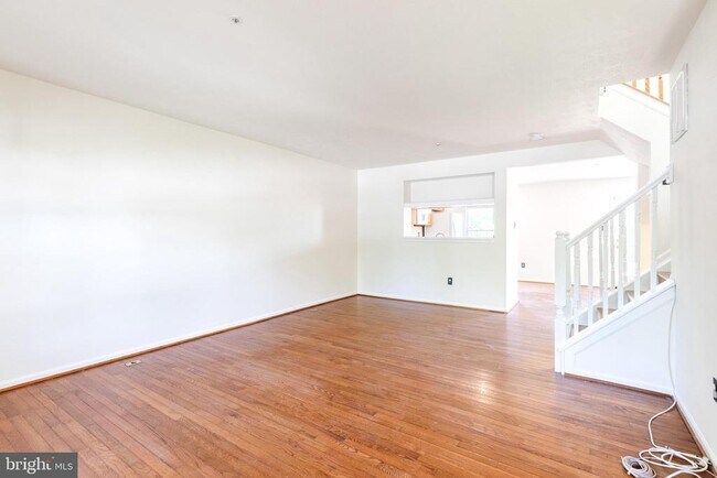 Building Photo - 6 Sandview Ct