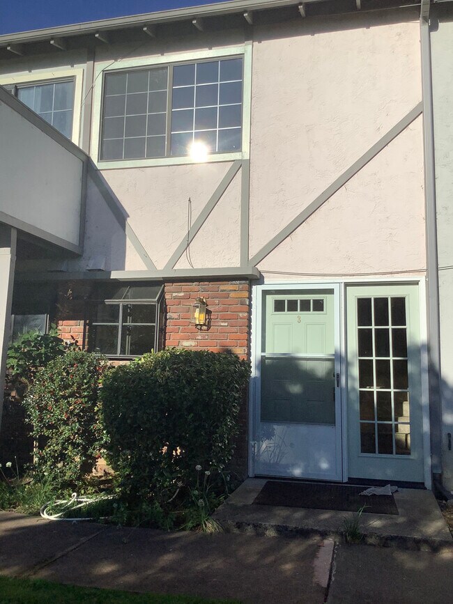 Building Photo - 495 Chestnut St
