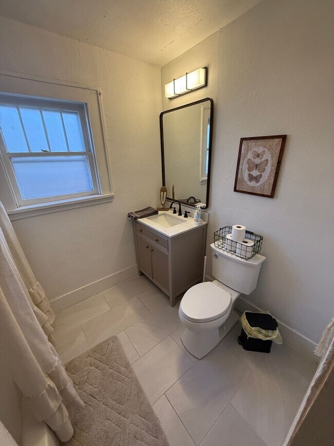 Building Photo - Available NOW!! 2/1 in South Overton