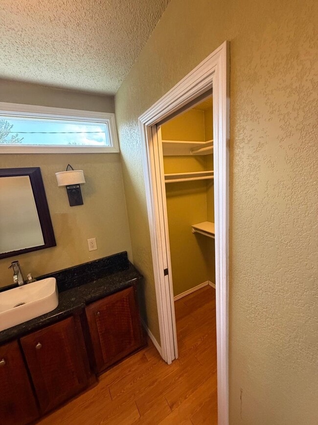 Building Photo - 934 Flagstone Dr