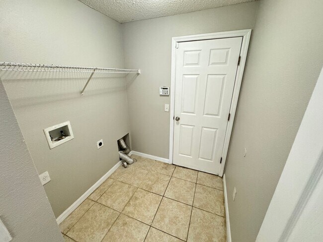 Building Photo - Split Floor plan 3/2 in Poinciana