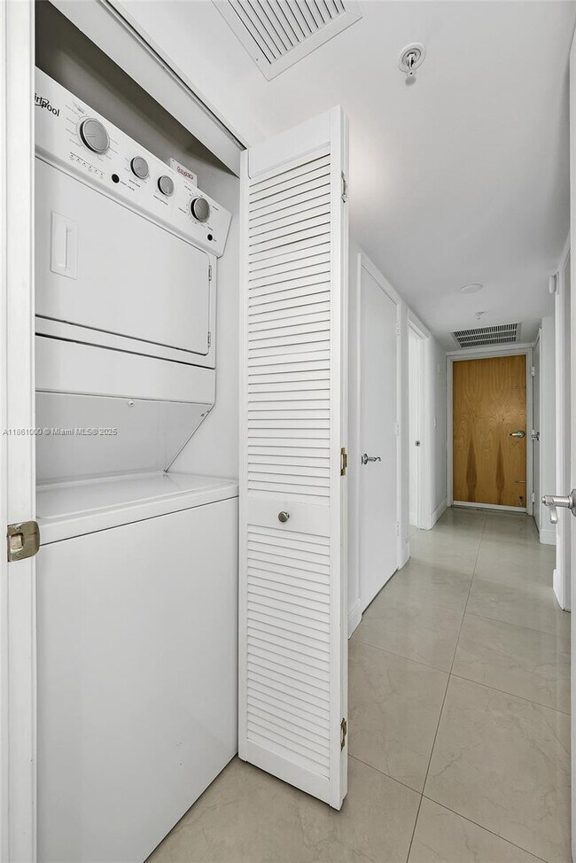 Building Photo - 19400 Turnberry Way