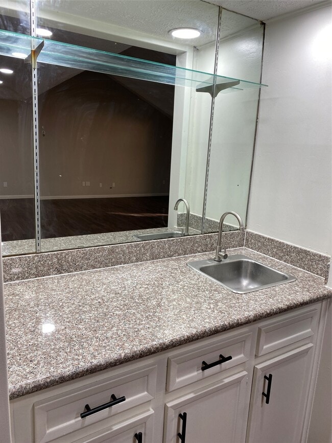 Building Photo - 2819 Colony Dr