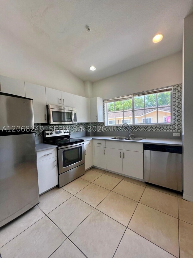 Building Photo - 3824 SW 48th Ave