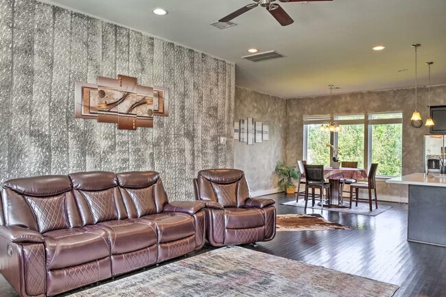 Building Photo - 2107 Stuart St