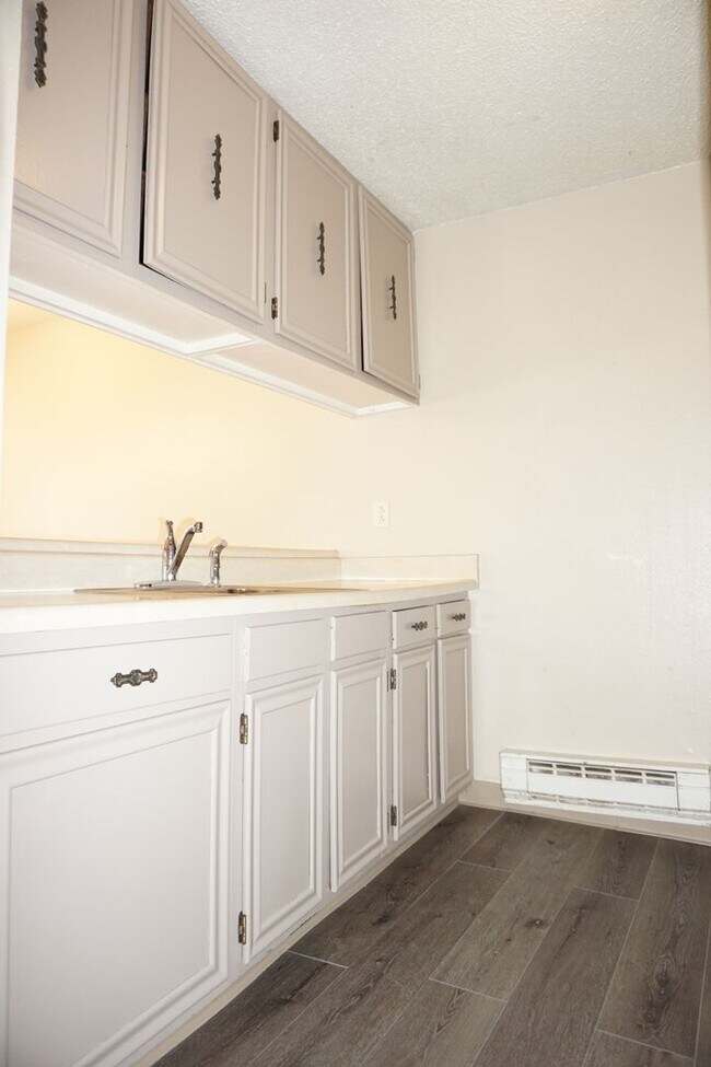 Building Photo - Spacious 2 Bedroom Condo