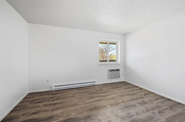 Building Photo - $1,470.95 - 2 Bed, 1 Bath Condo in Aurora with In Unit Laundry!