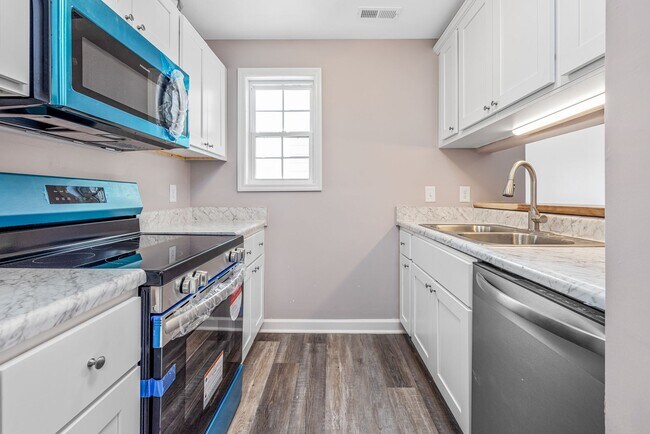 Building Photo - NEW Interior 3 bedroom 2 bathroom home