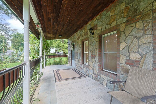 Building Photo - 437 Oscawana Lake Rd
