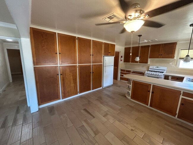 Building Photo - Wow, ready for move in, large updated home...