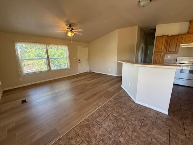 Building Photo - 2 Bed 2 Bath in the wonderful Community of...