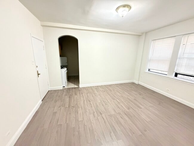 Building Photo - 839 W Sheridan Rd