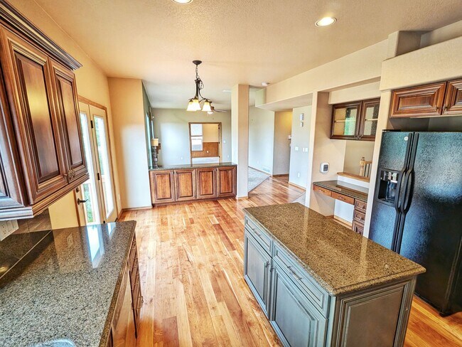 Building Photo - Gorgeous 5b 3b Single Family Home w/ a View