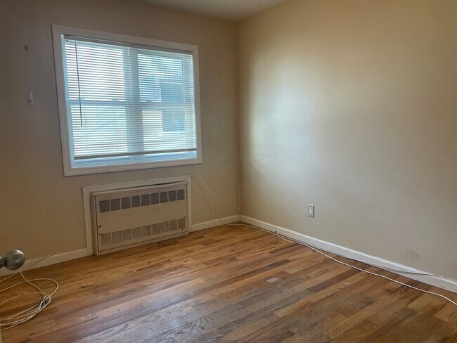 Building Photo - 325 E Hudson St