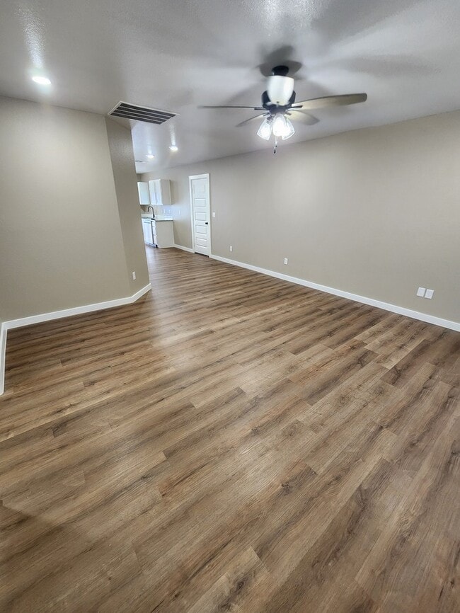 Building Photo - 3 bed 2 bath home, 1 car garage