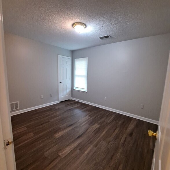 Building Photo - Welcome to this charming 3 bedroom, 2 bath...