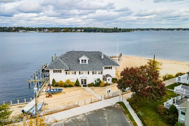 Building Photo - 616 Newport Ave