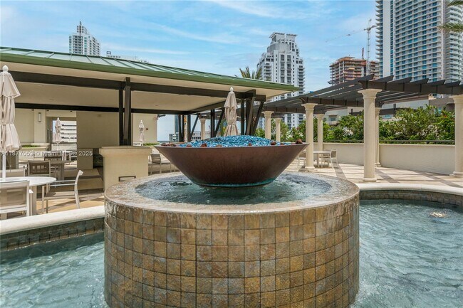 Building Photo - 999 SW 1st Ave