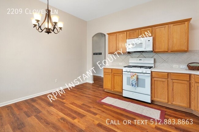 Building Photo - 2209 Clover Ln