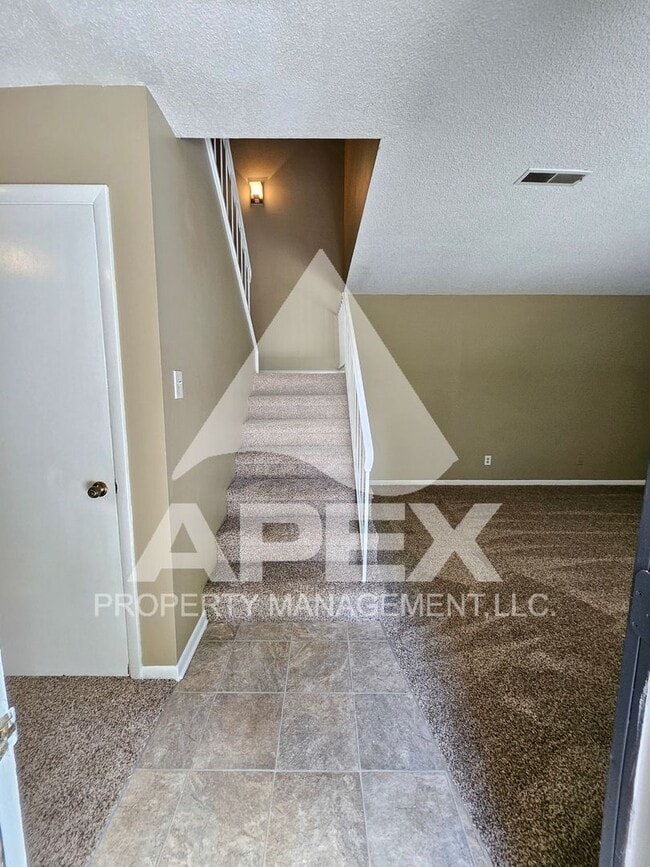 Building Photo - NICE - 2 Bedroom 1.5 Bath Townhouse WEST o...
