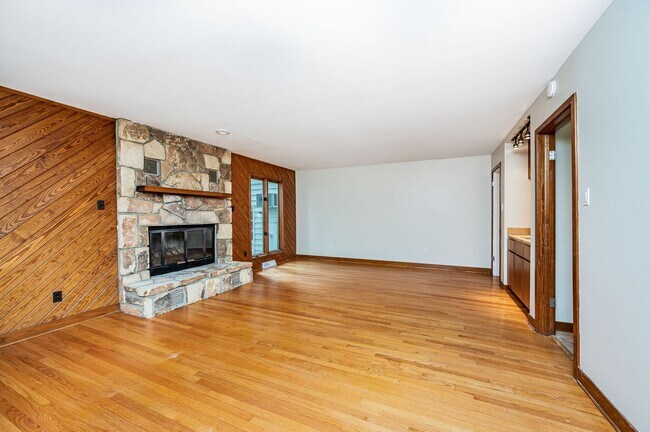 Building Photo - Exceptional Contemporary Features Privacy and a Scenic Back Yard.