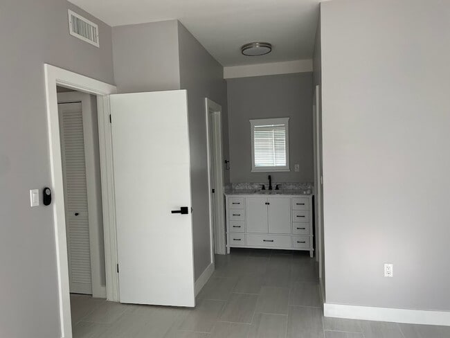 Building Photo - 1400 SW 27th Ave