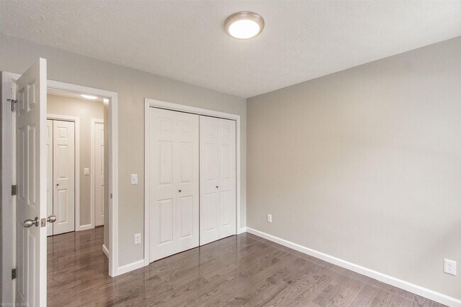 Building Photo - 6 bed/3 1/2 bath.  Pet Friendly